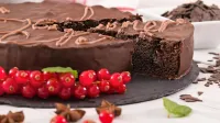 Če vprašamo Avstrijce, je za njih kraljica vseh tort znamenita 
Sacherjeva oziroma sacher torta.