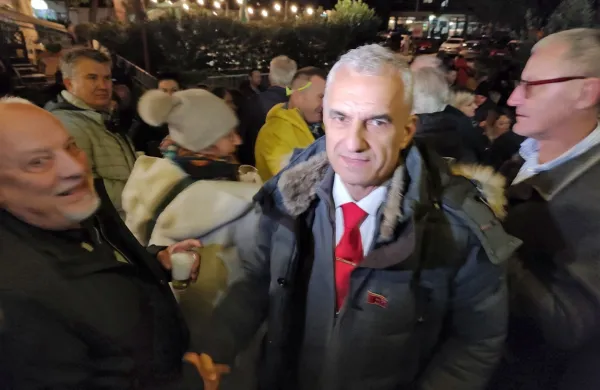 Gregor Strmčnik po nedeljski razglasitvi rezultatov in ob prejemanju čestitk volilk in volilcev.