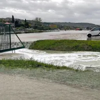 FOTO: Zaradi visoke plime poplavilo precejšnji del Izole in Pirana, avte je zibalo kot barke