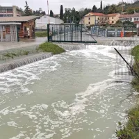 FOTO: Zaradi visoke plime poplavilo precejšnji del Izole in Pirana, avte je zibalo kot barke