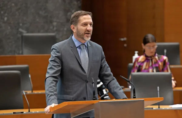Minister Klemen Boštjančič je ob predstavitvi proračunov izpostavil njuno razvojno naravnanost.