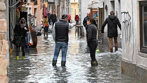 Danes zjutraj okrog 8. ure je voda zaradi visoke plime zalila Milje. 
V mestu je bilo na ulicah in trgih več kot 40 centimentrov vode. 
Foto vir: Primorski dnevnik/ Fotodamj@n