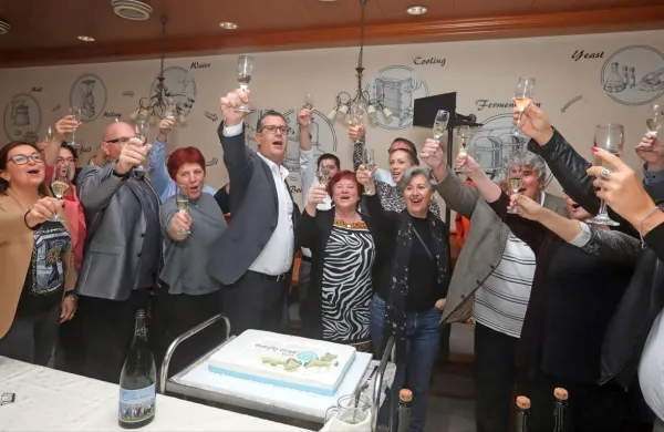 Torta in zdravica sta bili v nedeljo pozno v noč obvezni sestavini 
proslavljanja županske zmage Aleša Bržana.