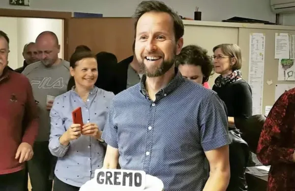 Prepričljivo zmago v prvem krogu volitev so v štabu Gregorja Kovačiča sinoči proslavili tudi s torto. 