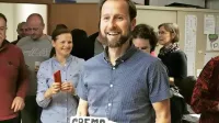 Prepričljivo zmago v prvem krogu volitev so v štabu Gregorja Kovačiča sinoči proslavili tudi s torto. 