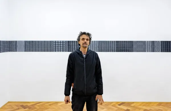  Novogoriški umetnik Vanja Mervič v ospredje razstave v pivški Hiši kulture postavlja žvečilni gumi. 