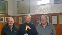 Erik Modic je v nedeljo nazdravil s “svojo” penino v spremstvu 
predlagatelja njegove kandidature Valterja Makovca (desno) in 
prvega župana komenske občine Jožefa Adamiča (levo).