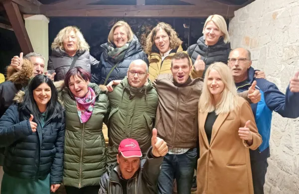 Saša Likavec Svetelšek (v prvi vrsti druga z leve) s kandidati svoje
liste za svetniška mesta.