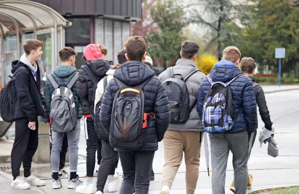 Epidemija covida-19  je po doslej znanih podatkih upočasnila cepljenje 
dečkov in deklic v 6. razredu osnovne šole, ki jim pripada brezplačno 
cepljenje proti HPV  - virusom, ki povzročajo raka na materničnem vratu.  