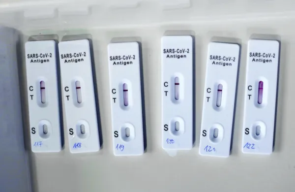 Nov vrh jesenskega vala okužb je zaradi spreminjajočih se razmer 
težko napovedati.