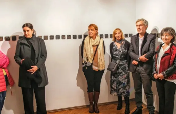  Umetnice in njihovo delo je na otvoritvi razstave predstavil vodja 
Lokarjeve galerije Vladimir Bačič (desno).  