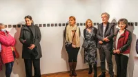  Umetnice in njihovo delo je na otvoritvi razstave predstavil vodja 
Lokarjeve galerije Vladimir Bačič (desno).  