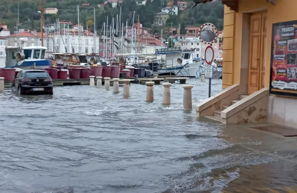 Morje je  preplavilo tudi del pred piranskim gledališčem. 