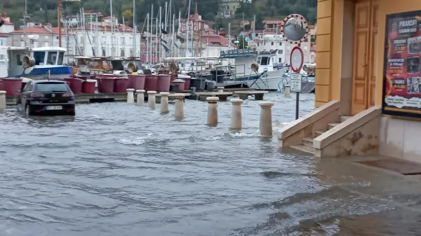 Morje je  preplavilo tudi del pred piranskim gledališčem. 