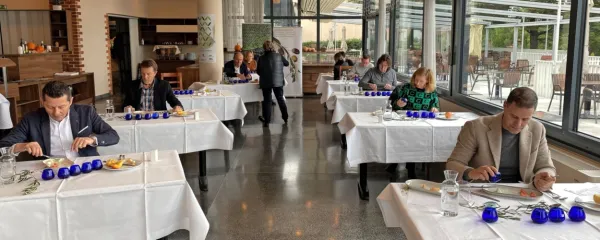 Ocenjevalni panel gostincev in novinarjev, v ospredju sta z leve  
Ivica Evačič - Ivek (Hotel Marina, Izola) in Tomaž Bevčič (Rizibizi, 
Portorož). 