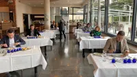 Ocenjevalni panel gostincev in novinarjev, v ospredju sta z leve  
Ivica Evačič - Ivek (Hotel Marina, Izola) in Tomaž Bevčič (Rizibizi, 
Portorož). 