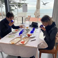 Iz gostilne Pri Lojzetu na Zemonu sta na okušanje mladega 
oljčnega olja na Belvedere prišla Mateja Skomina in Tomaž 
Kavčič.