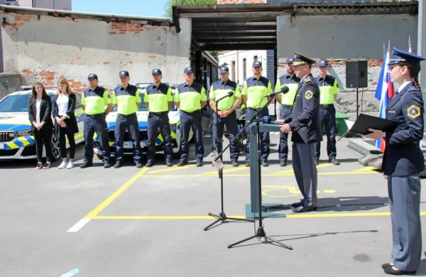 Sredi letošnjega maja so takole svečano ustanovili primorsko 
enoto avtocestne policije, nekaj mesecev kasneje je ni več. 