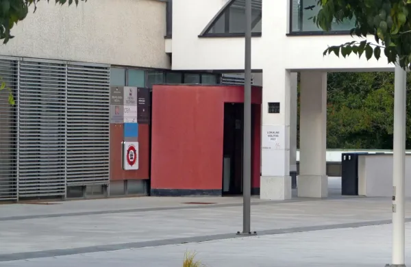 Vnovične spremembe v sežanskem občinskem svetu, ki so jih 
prinesle volitve, nakazujejo,  da občani še iščejo pravo smer 
oziroma vodstveno ekipo v lokalni politiki. 