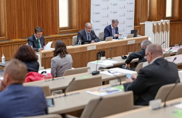 V zadnjem obdobju so se ponovno pojavile pobude o ukinitvi 
državnega sveta, a hitrih odločitev o tem ni pričakovati.