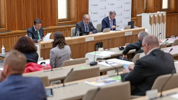 V zadnjem obdobju so se ponovno pojavile pobude o ukinitvi 
državnega sveta, a hitrih odločitev o tem ni pričakovati.