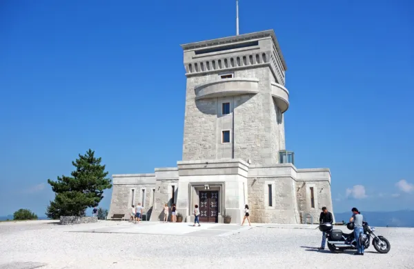 V Pomniku miru na Cerju bodo danes odprli razstavo  Borili so se za 
domovino: naša mejnika 1918 in 1991. 