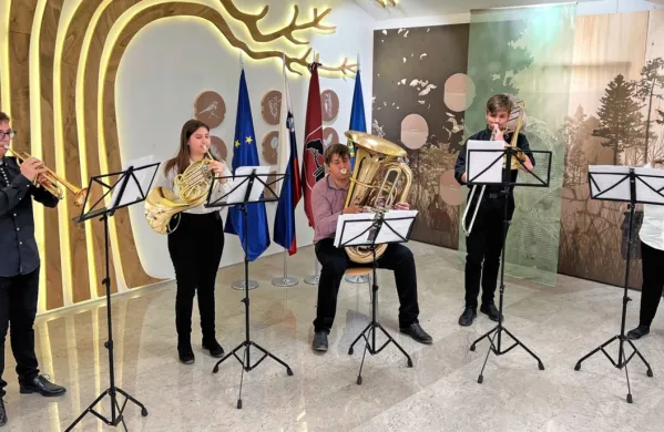  Trobilni kvintet Glasbene šole Sežana so spomladi sestavljali 
Valentina Dujc in Gašper Sosič na trobentah, hornistka Lucija 
Škamperle, tubist  Gašper Prelc in pozavnist Jaka Bevčič.   