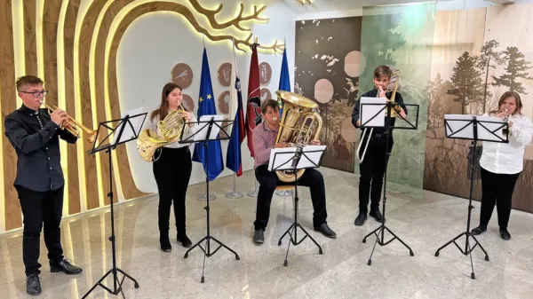 Trobilni kvintet Glasbene šole Sežana so spomladi sestavljali 
Valentina Dujc in Gašper Sosič na trobentah, hornistka Lucija 
Škamperle, tubist  Gašper Prelc in pozavnist Jaka Bevčič.   