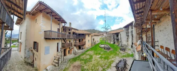 Staro vaško jedro  oživljajo, pred kratkim so v njem ob bifeju odprli 
trgovinico z lokalnimi pridelki.  