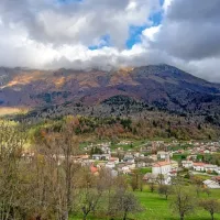Stol  je pohodniški izziv in svetovno znana vzletna točka za 
jadralne padalce.