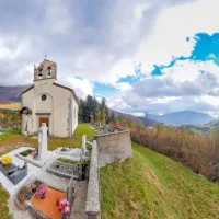 Pokopališče s cerkvijo Marije Snežne, ki  leži na vzpetini nad 
Breginjem, ponuja  razglede na okoliške hribe.  