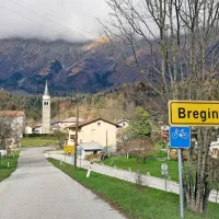 Iz Breginja  dve cesti vodita proti Italiji; skozi Logje in Robidišče, na 
drugo stran pa mimo  Mosta na Nadiži.   