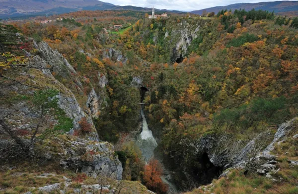 Škocjanske jame bodo prihodnje leto kot edina naravna vrednota vpisane na vseh pet seznamov svetovne 
Unesco dediščine. 