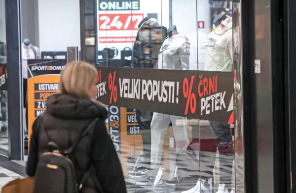 Lovci na popuste so se že v preteklih dneh  pripravljali na petkov 
nakupovalni dan.