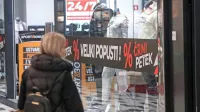 Lovci na popuste so se že v preteklih dneh  pripravljali na petkov 
nakupovalni dan.