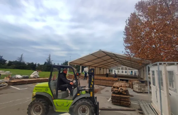 V Ankaranu te dni raste šotor, pod katerim bo tudi drsališče - obiskovalcem bo na voljo do januarja. 