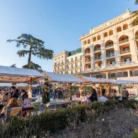 Pred hotelom  Kempinski Palace Portorož bo ves december praznični sejem, vabile bodo tudi  penine.