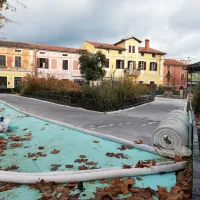 Drsališče v Izoli bodo odprli v nedeljo (27. novembra), enkratni 
obisk bo stal  3 evre, najem  drsalke 1 evro in pomožnih  rekvizitov 
3 evre. Možno bo kupiti tudi sezonsko karto.

