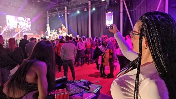 Amandha Fox, ki je na EroticDays nastopila na povabilo Wellcuma, 
se med ogledom zaključne orgije, ki jo je tudi posnela s svojim 
mobilnikom, ni pustila (z)motiti.