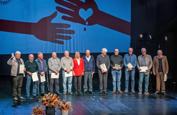 Na slavnostni akademiji so se zahvalili in podelili priznanja tudi 
vsem krvodajalcem, ki so darovali kri več kot 50-krat. Med njimi so 
tudi taki, ki so jo darovali 110-krat in več, nekateri celo 
130-krat.