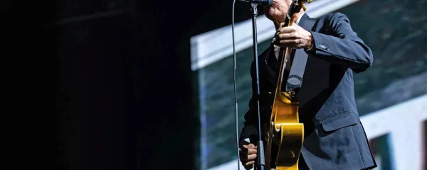 Bryan Adams je eden najbolj prepoznavnih in ikoničnih glasbenikov, avtor številnih, že kar ponarodelih rock uspešnic, dobitnik mnogih glasbenih nagrad.