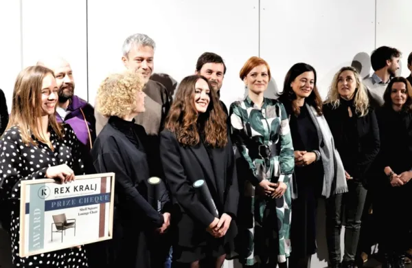 Nagrajencem je na sobotni slovesnosti med prvimi čestitala ministrica za kulturo Asta Vrečko (v sredini). 