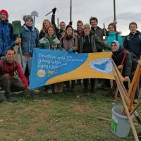 Mladi geografi so  na pogozdovanje  prišli dobro opremljeni.  