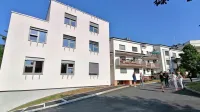 Prizidek k Domu upokojencev Gradišče, v katerem bodo dnevni 
center za starejše in prostori za začasne namestitve, bo kmalu 
odprl svoja vrata.   