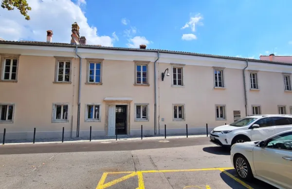 V palači Sabini-Grisoni   sta svoje prostore dobila tudi  Slovensko 
združenje za duševno zdravje Šent in Inkubator Sežana.