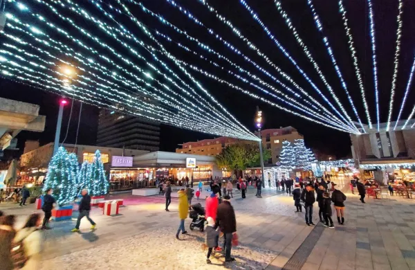 Lanskoletni praznični utrinek z Bevkovega trga