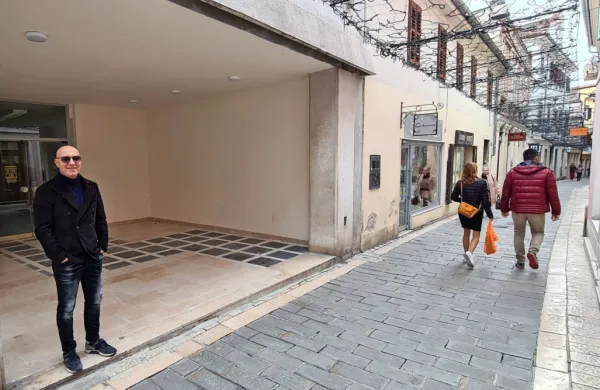 Koprski zlatar Ambroz Tomovski pred lokalom, ki ga je na veliko razočaranje mestnih trgovcev in gostincev dobila v najem Pedagoška fakulteta. 