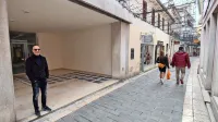 Koprski zlatar Ambroz Tomovski pred lokalom, ki ga je na veliko razočaranje mestnih trgovcev in gostincev dobila v najem Pedagoška fakulteta. 