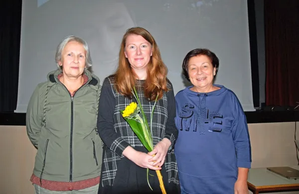  Celovečerni dokumentarno-igrani film Za Pavla Knobla Skovano 
režiserke in scenaristke Dragane Čolić (v sredini, levo Vlasta Markočič, 
desno Doris Orel) je gostoval tudi v Tomaju. 