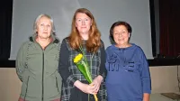  Celovečerni dokumentarno-igrani film Za Pavla Knobla Skovano 
režiserke in scenaristke Dragane Čolić (v sredini, levo Vlasta Markočič, 
desno Doris Orel) je gostoval tudi v Tomaju. 